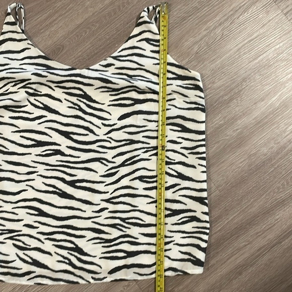 Banana Republic Women’s Tank Top Large Black & White Animal Print Bikercore - Picture 11 of 12